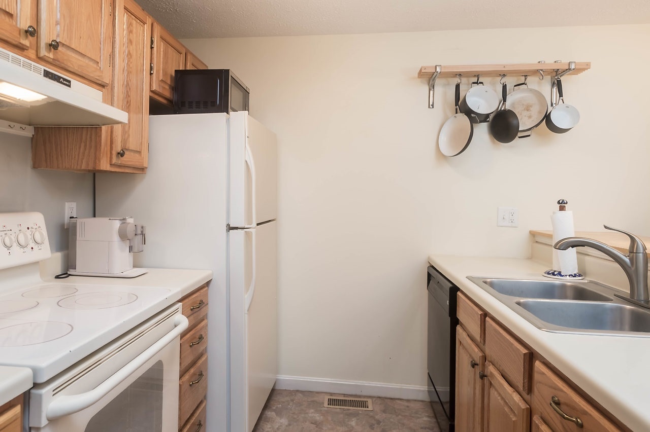 Sold 38 Balmoral Drive, 38, Stratham, NH 03885 1 Bed / 1 Full Bath